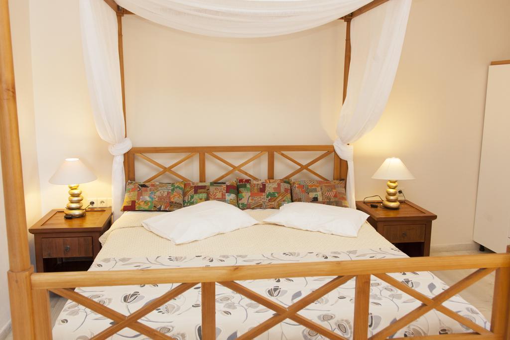Troulakis Beach Hotel Agia Marina Extérieur photo